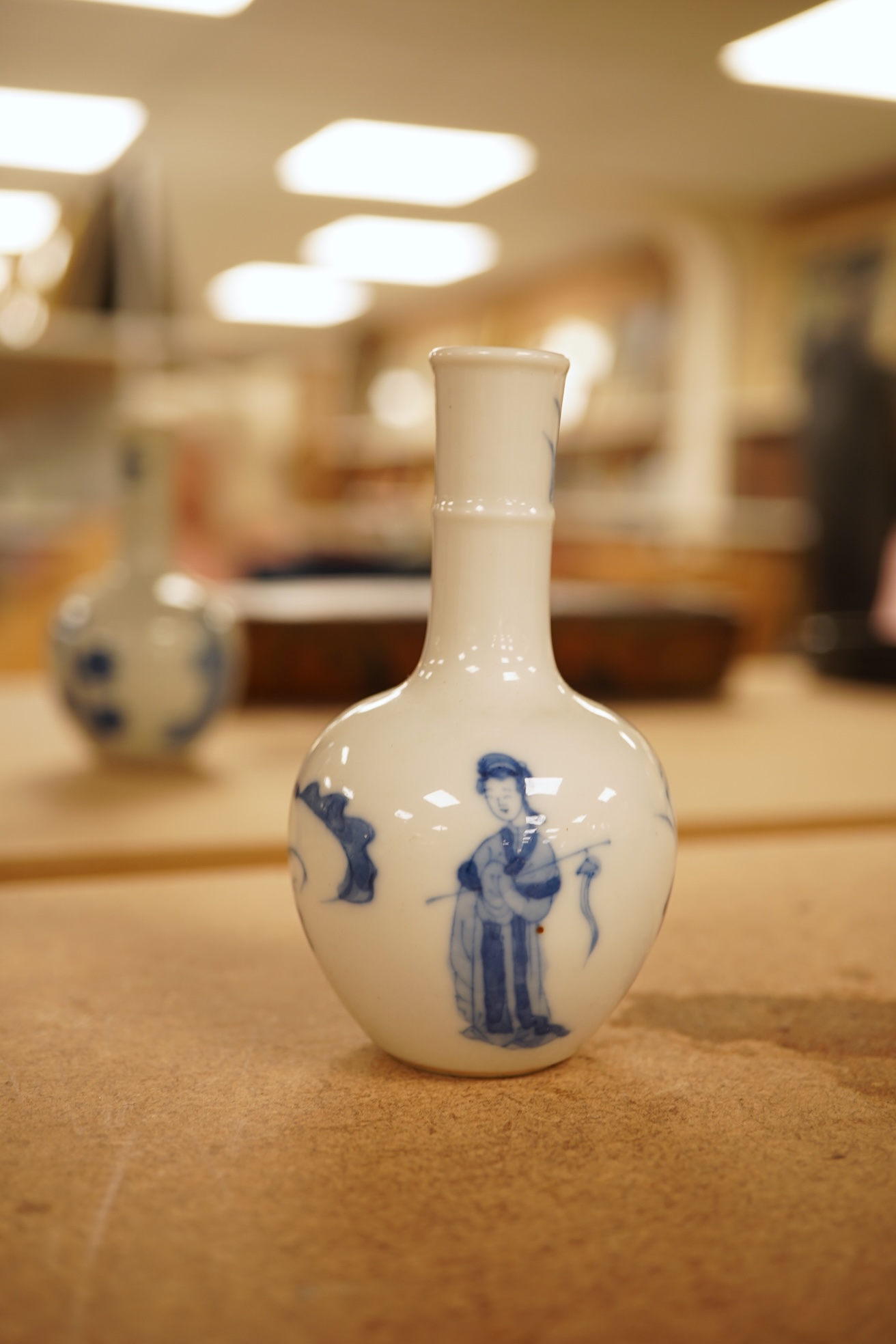 A Chinese miniature blue and white vase, 9.5cm high